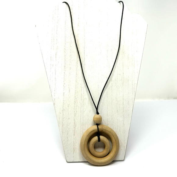 Fashion wood necklace on a cord - Picture 5 of 7